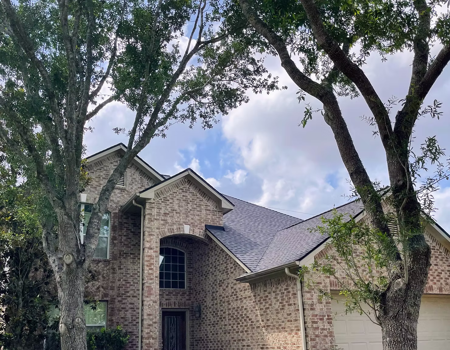 Discover How Tetralto Roofing Revitalized a Residence with a Stunning Pewter Gray Roof in Sienna!