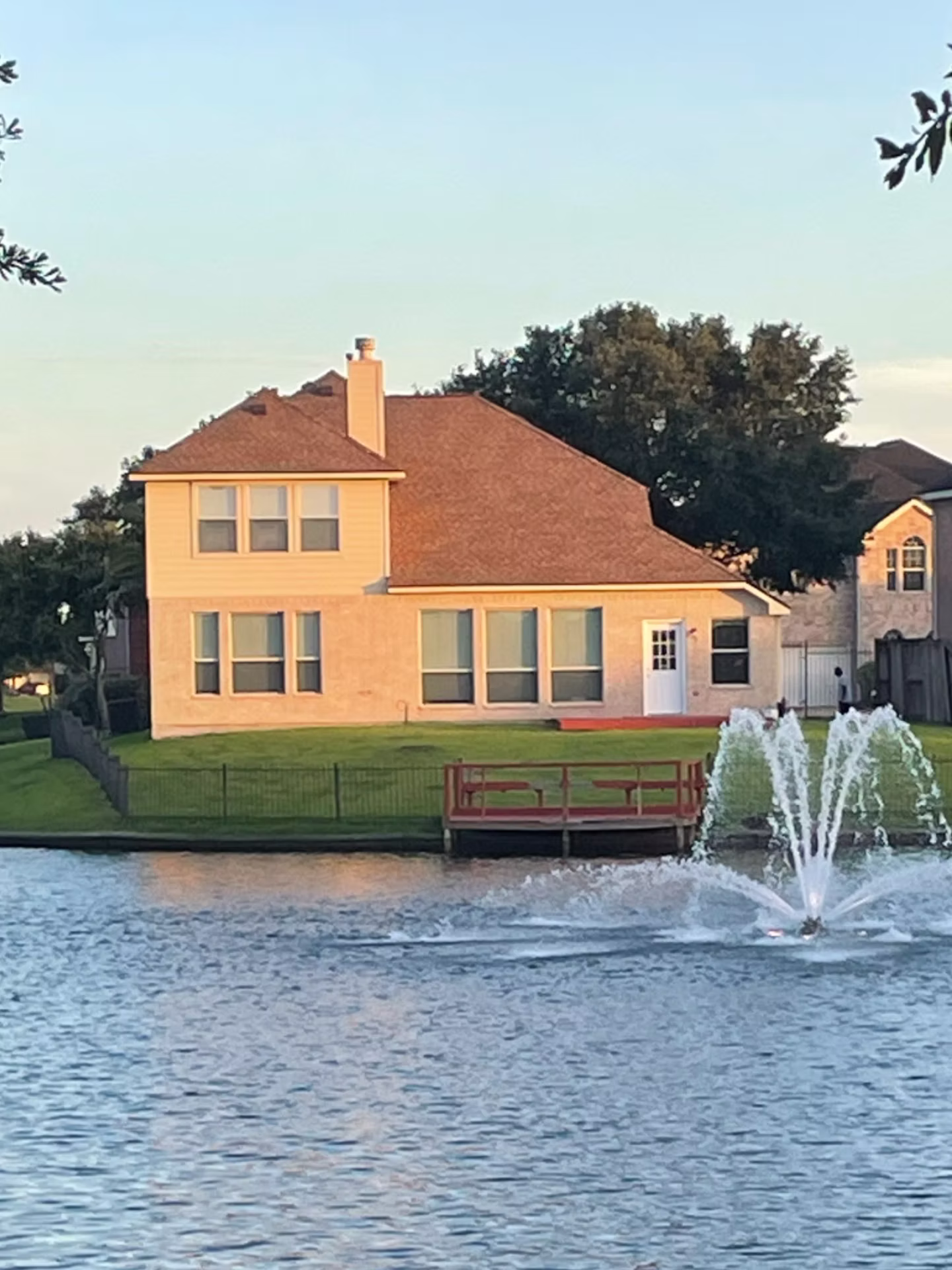 Lakeside Elegance: Transforming a Lake Shore Harbour Home with GAF Timberline HDZ® Shakewood Roofing